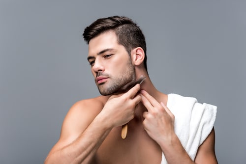 Come farsi la barba con il rasoio senza irritarsi
